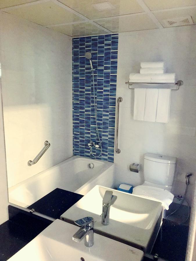 Hotel Azure Янгон Екстериор снимка